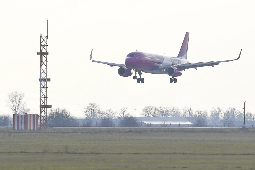 Debrecen, 2017. december 18. A WizzAir légitársaság Debrecen-Moszkva járata, egy Airbus A320 típusú repülõgép a leszálláshoz készül a Debreceni Nemzetközi Repülõtéren 2017. december 18-án. MTI Fotó: