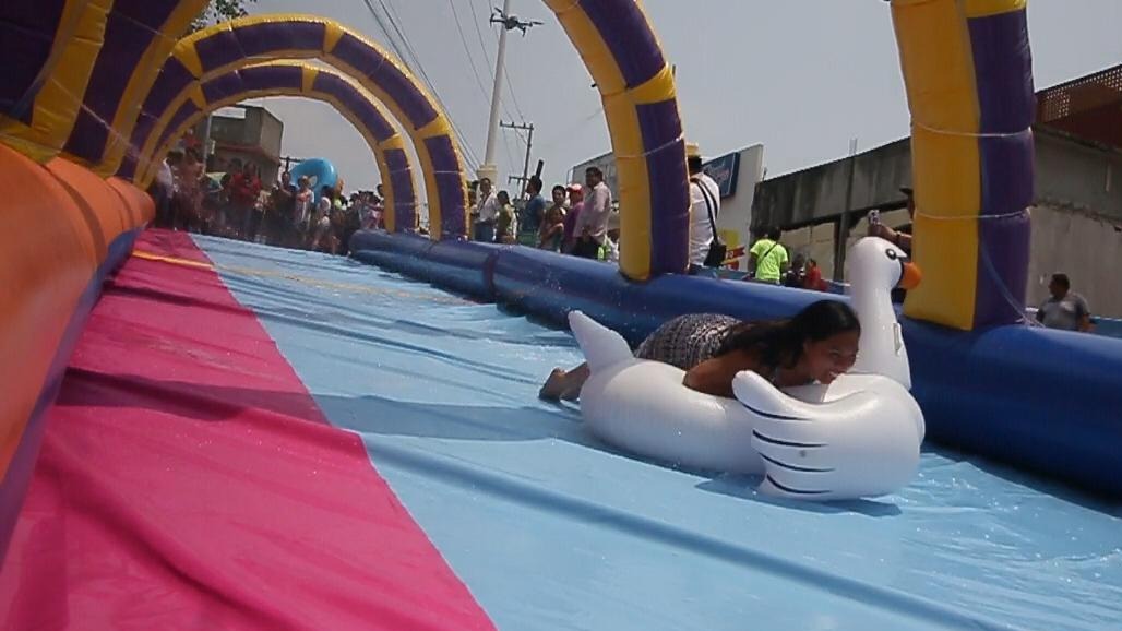 Más de 6 mil personas han disfrutado de los toboganes 'callejeros' de Villahermosa, Tabasco.