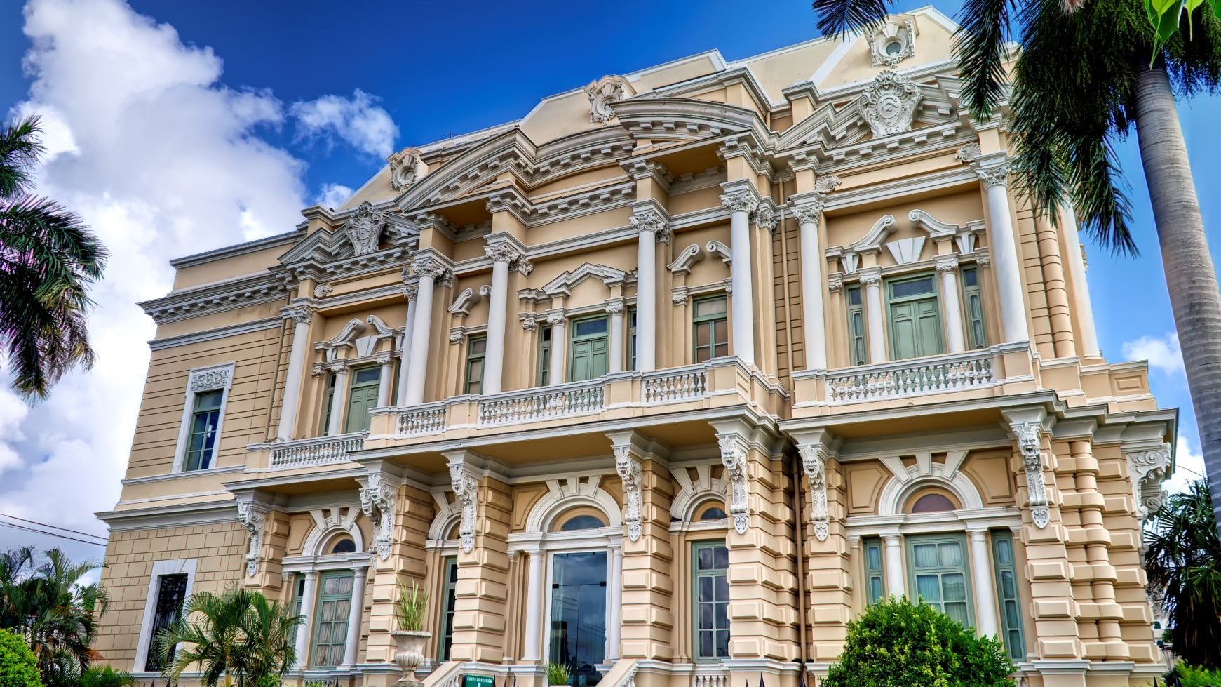 El Palacio de Cantón se encuentra cerca del inicio de Paseo Montejo.