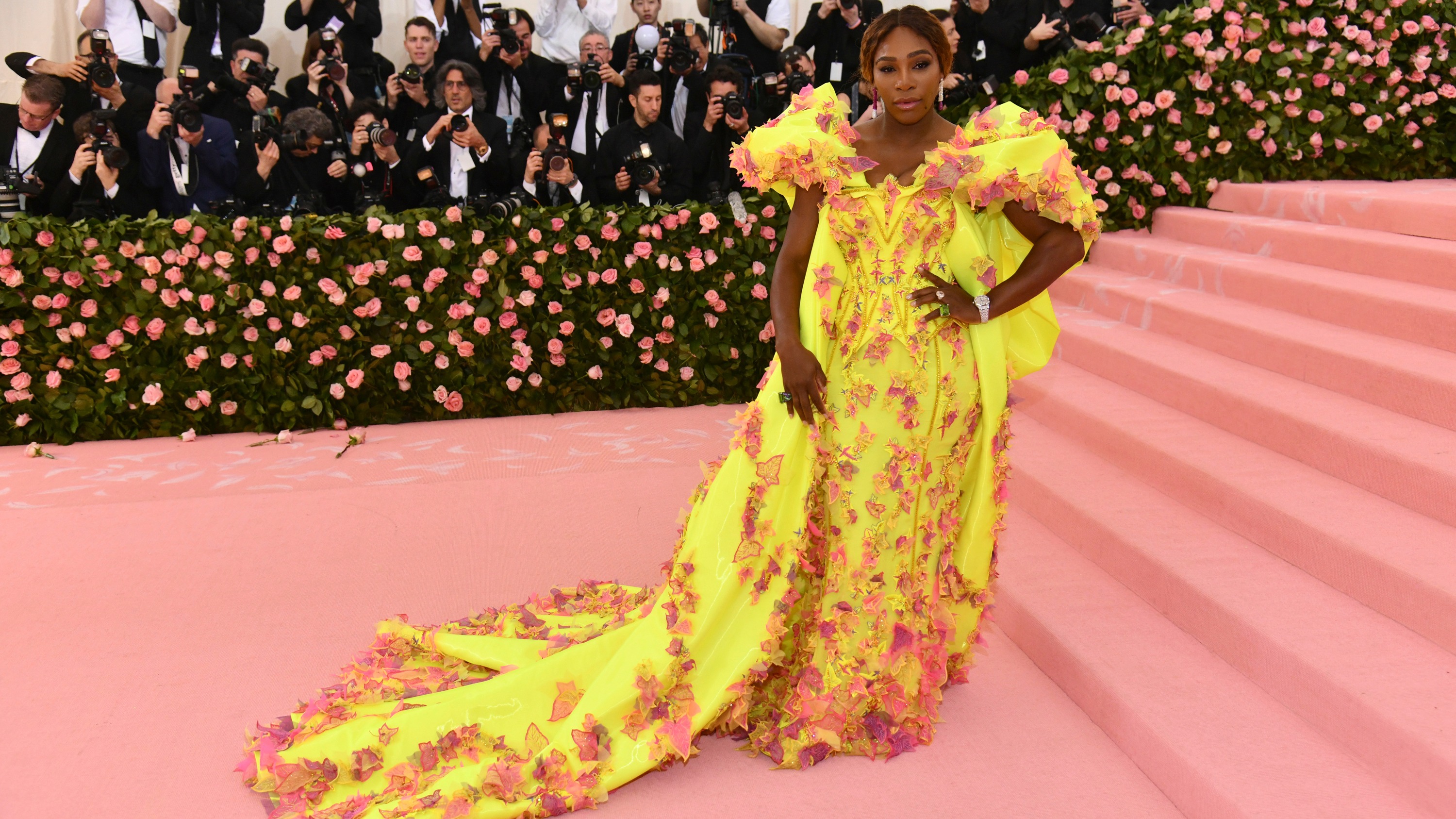 Serena Williams también brilló con un vestido amarillo neón.