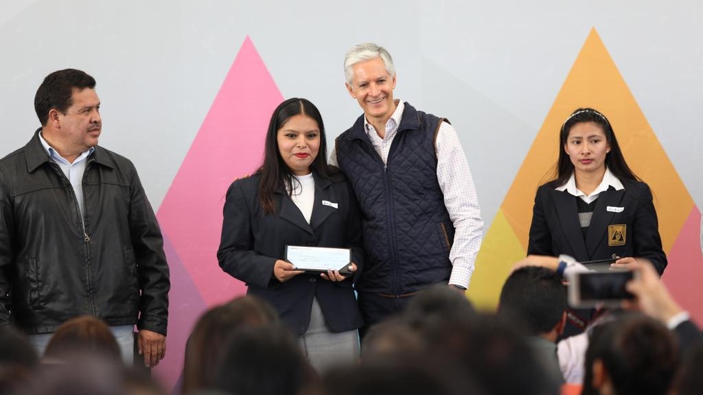 El gobernador mexiquense entregó becas a madres jóvenes para que continúen sus estudios.