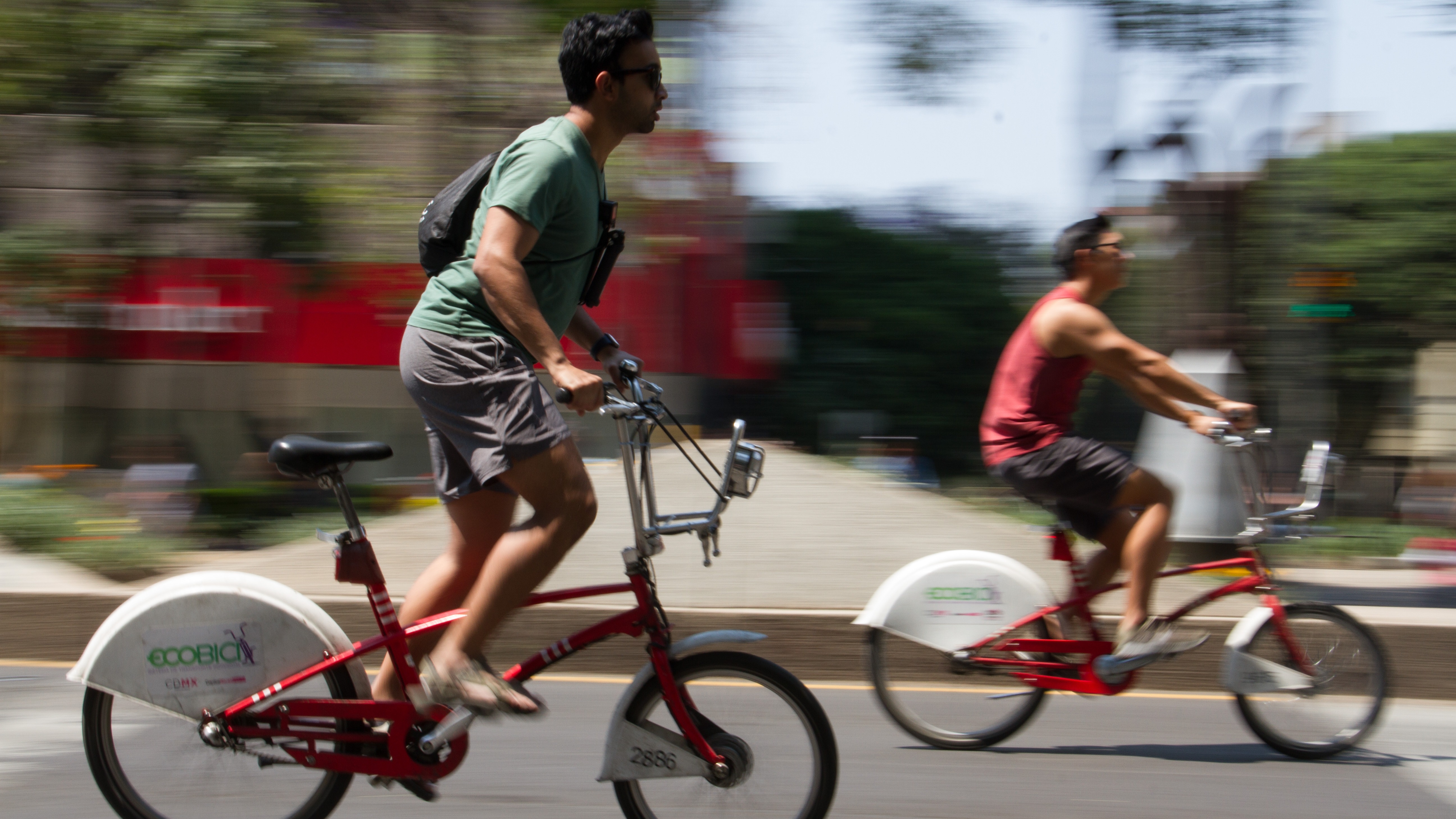 Ciclistas en Paseo de la Reforma.