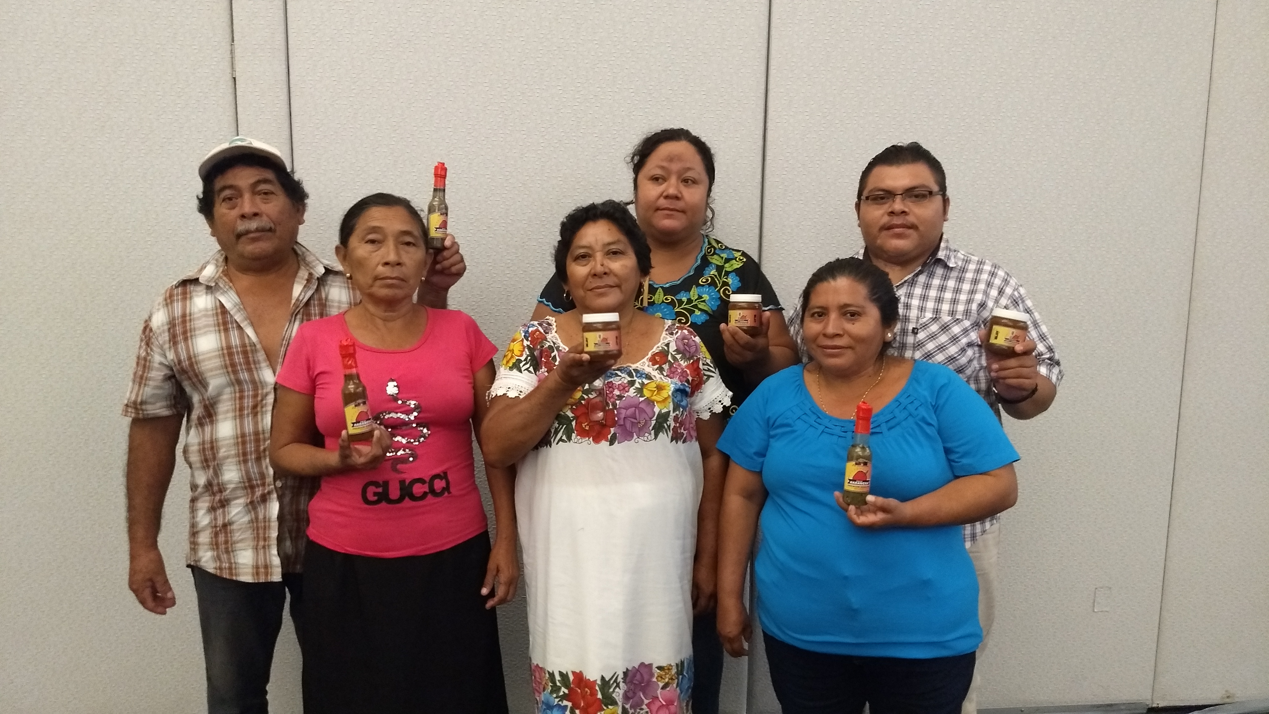 MAyela (blusa negra) y los socios de 'La Sultana' llegaron desde Tekax, al sur de Yucatán.