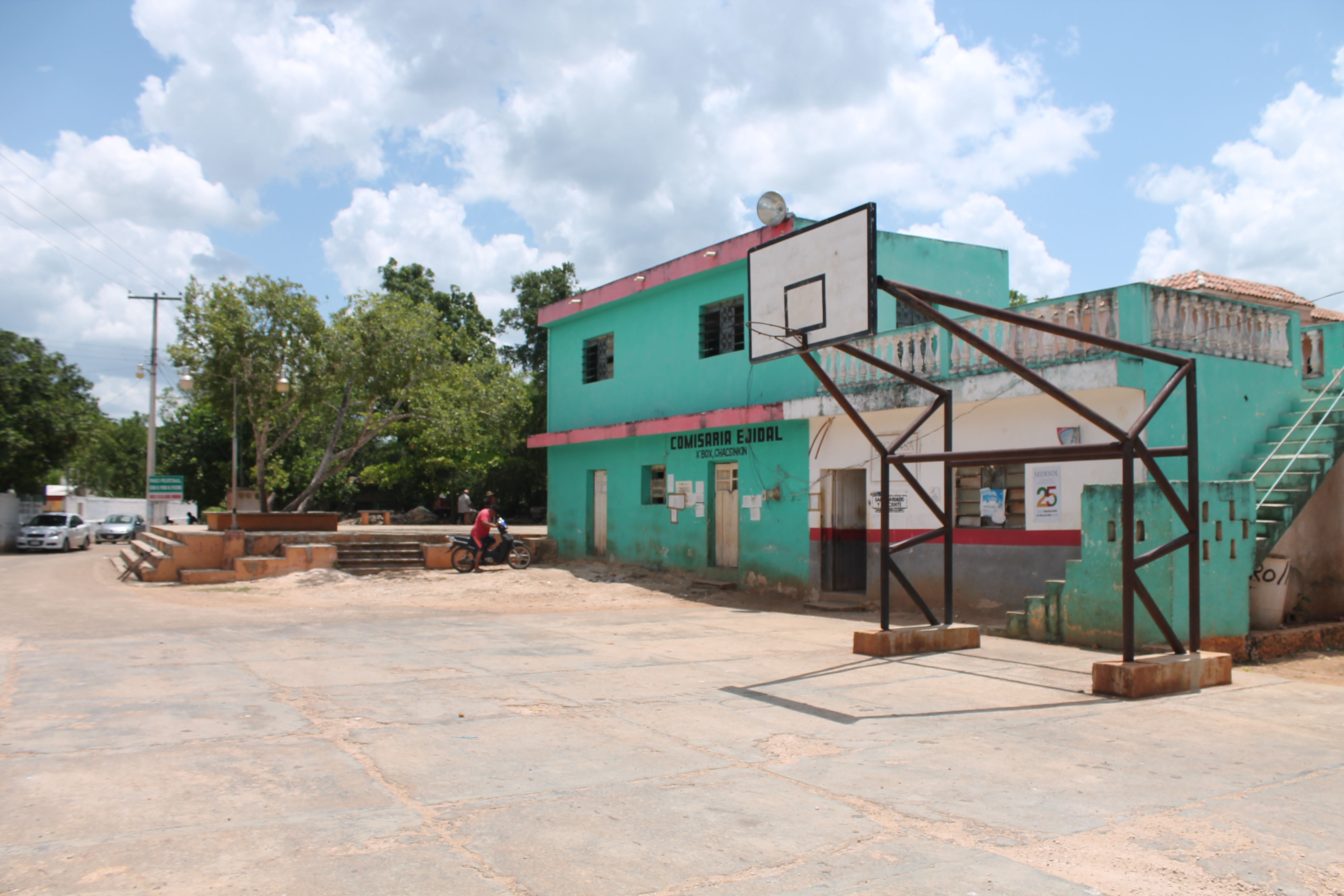 En el centro de la localidad hay una cancha de basquetbol y la tienda de Diconsa.