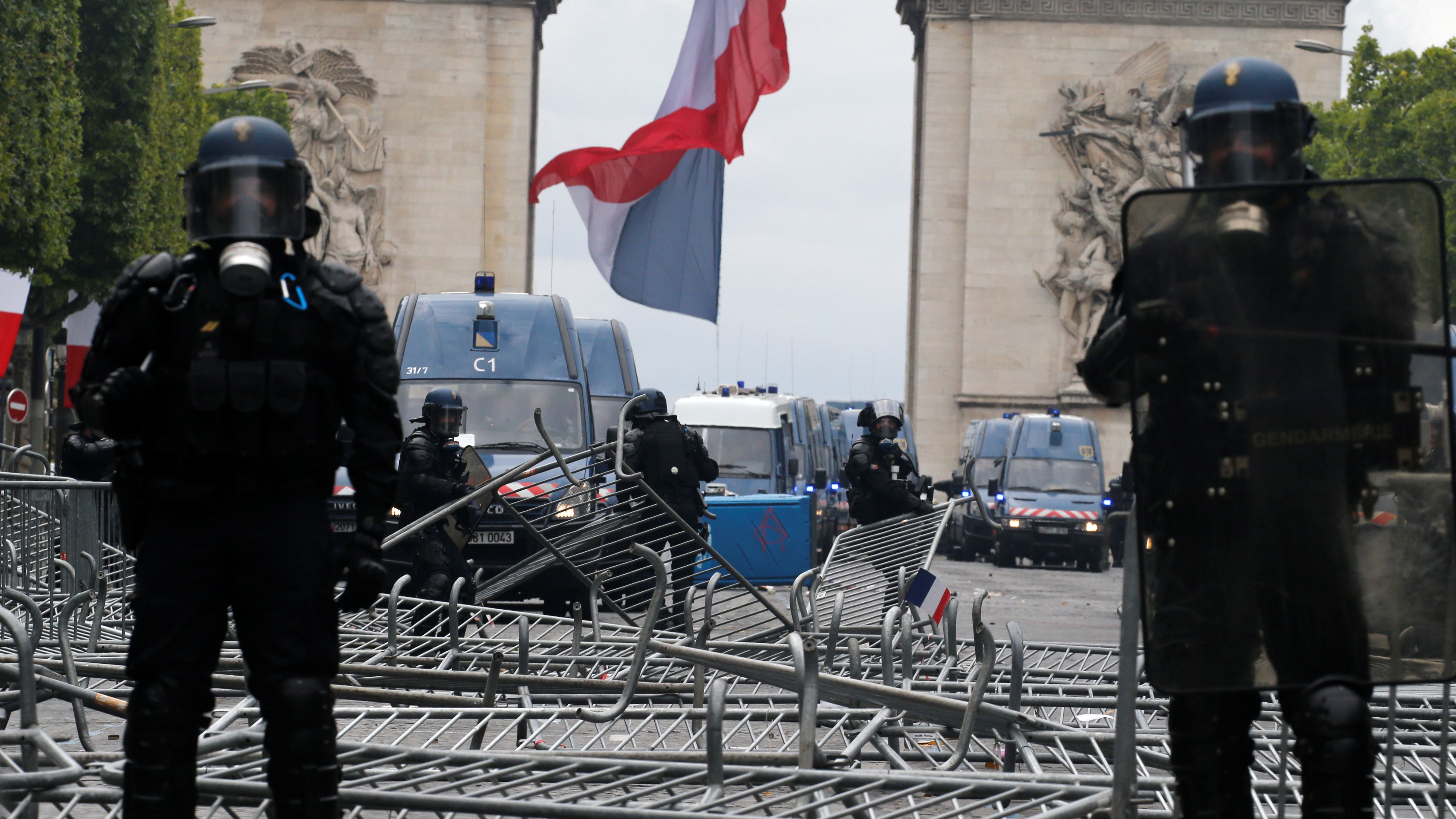 Protestas en la conmemoración del Día de la Bastilla.