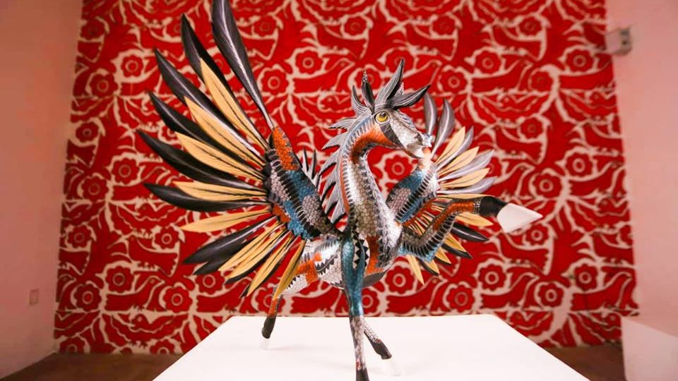 Los alebrijes son creaciones del chilango Pedro Linares López (1906-1992), cuya inspiración provino de sueño que tuvo mientras yacía en cama, enfermo e inconsciente.