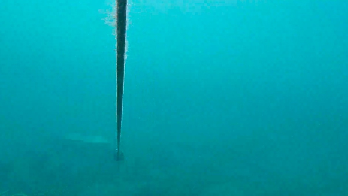 Aquí se aprecia la cuerda que une a los dos 'muertos' de cemento con una de las redes 'antisargazo'.