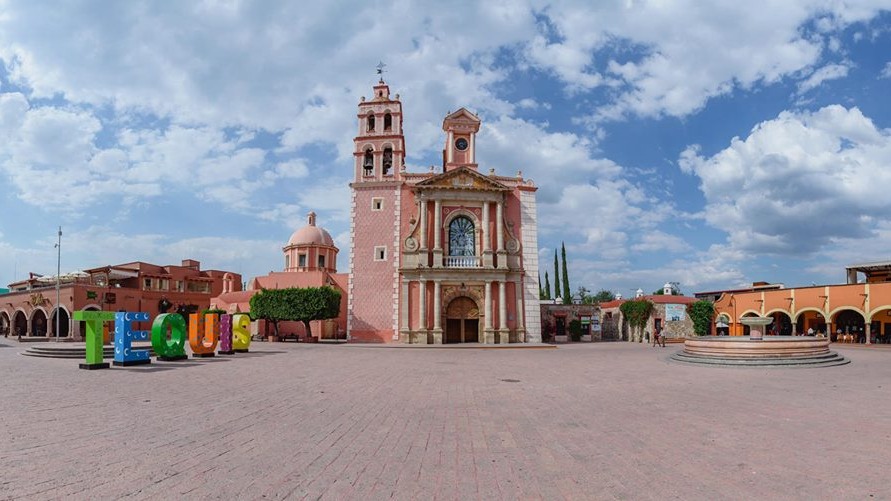 Otros sitios de interés para visitar son el Mercado de Artesanías, la Parroquia de María de la Asunción. 