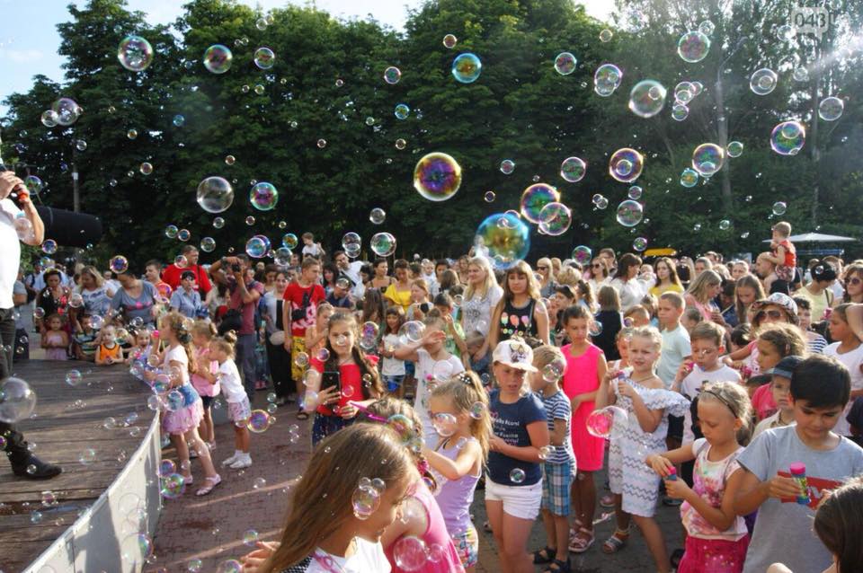 Благотворительные акции превращаются в веселые праздники, которые сотрудники фонда проводят в парке имени Горького