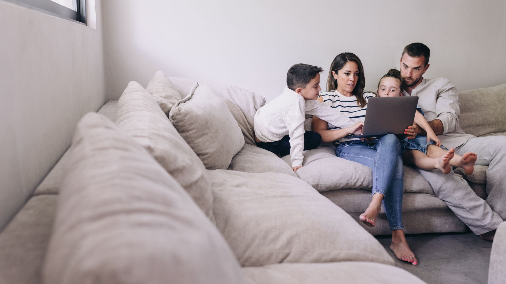 Батьки і дитина дивляться разом ютуб