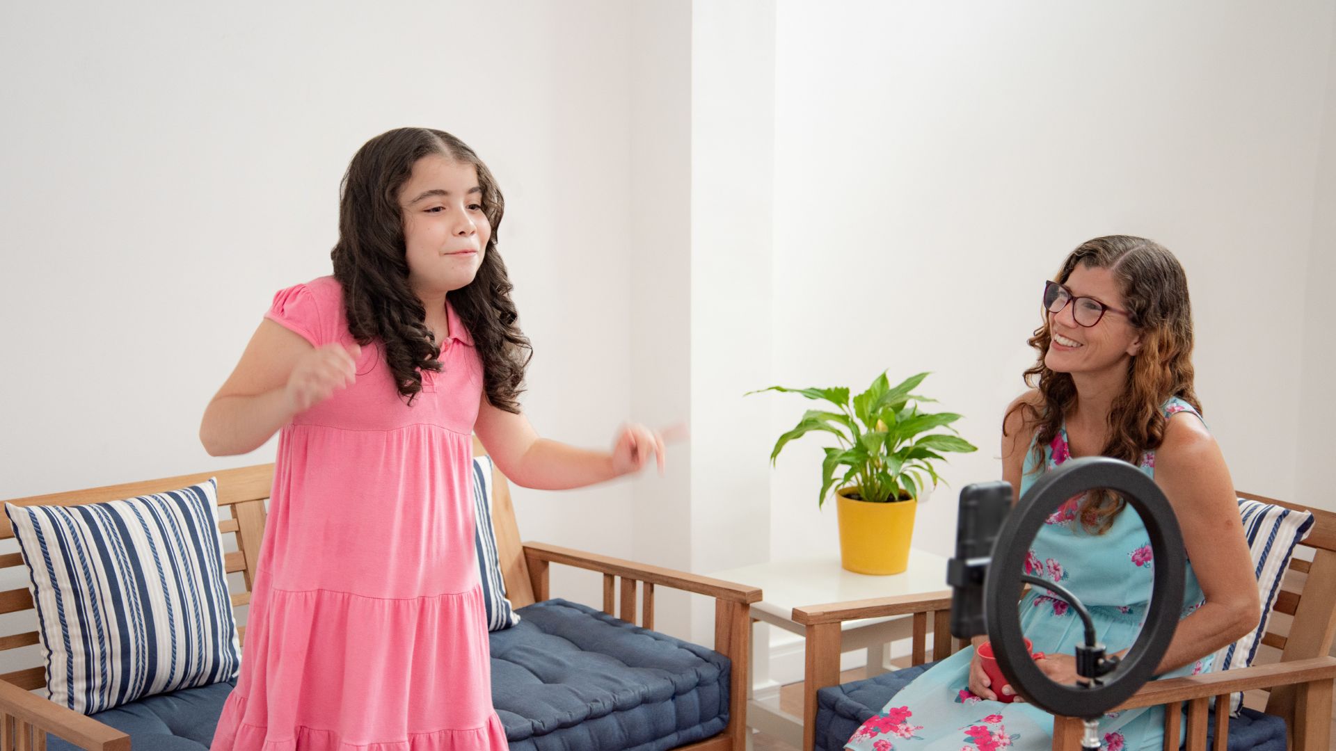 Батьки дивляться що знімає дитина для ютуб