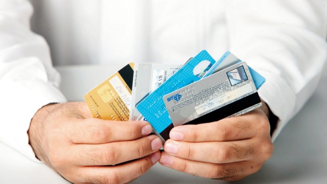 سداد رصيد بطاقة الائتمان «السالب» في اليوم نفسه يُعفي العميل من الرسوم - اقتصاد - محلي