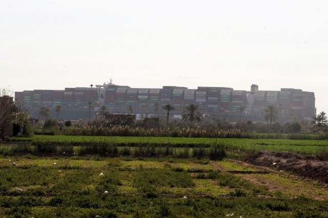 الشركة المشغلة للسفينة الجانحة بقناة السويس: فشل جهود إعادة تعويم السفينة اليوم - اقتصاد - عربي ودولي