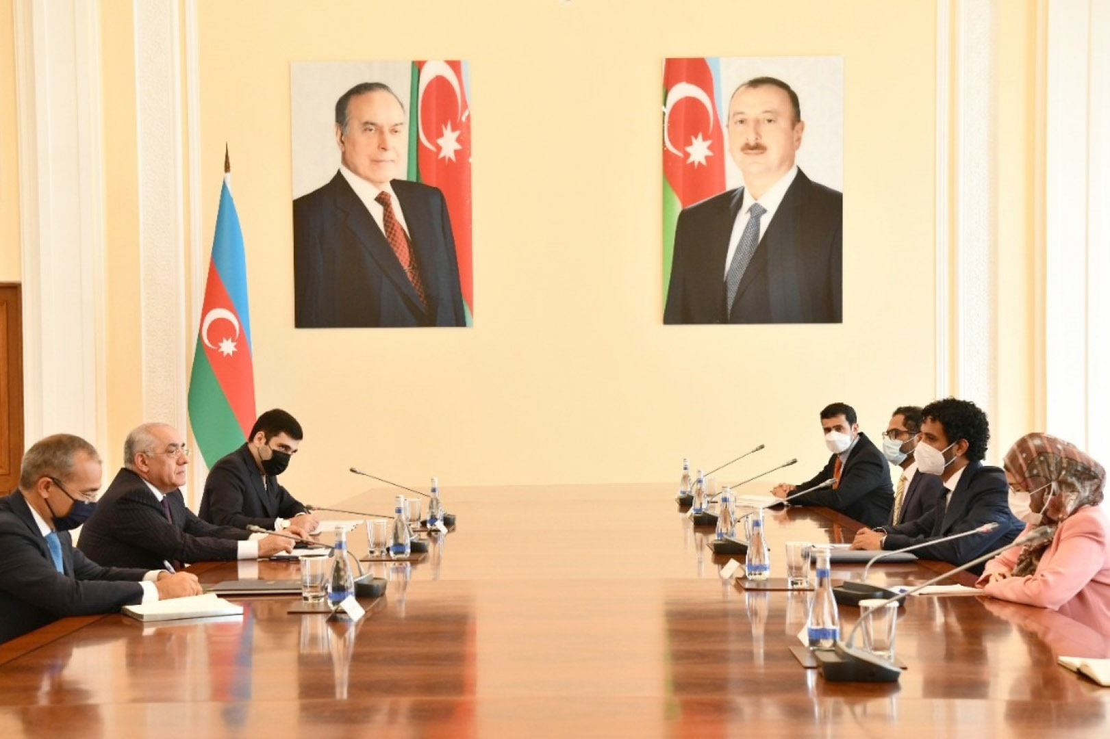 رئيس أذربيجان يستقبل وزير الاقتصاد ويؤكد عمق العلاقات مع الإمارات - اقتصاد - محلي