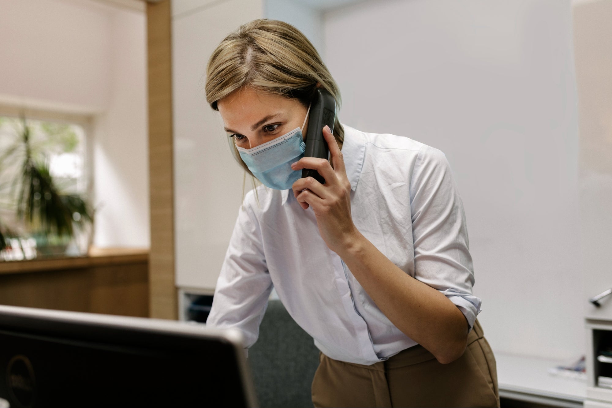 小型企业如何管理服务延迟和人员配备问题