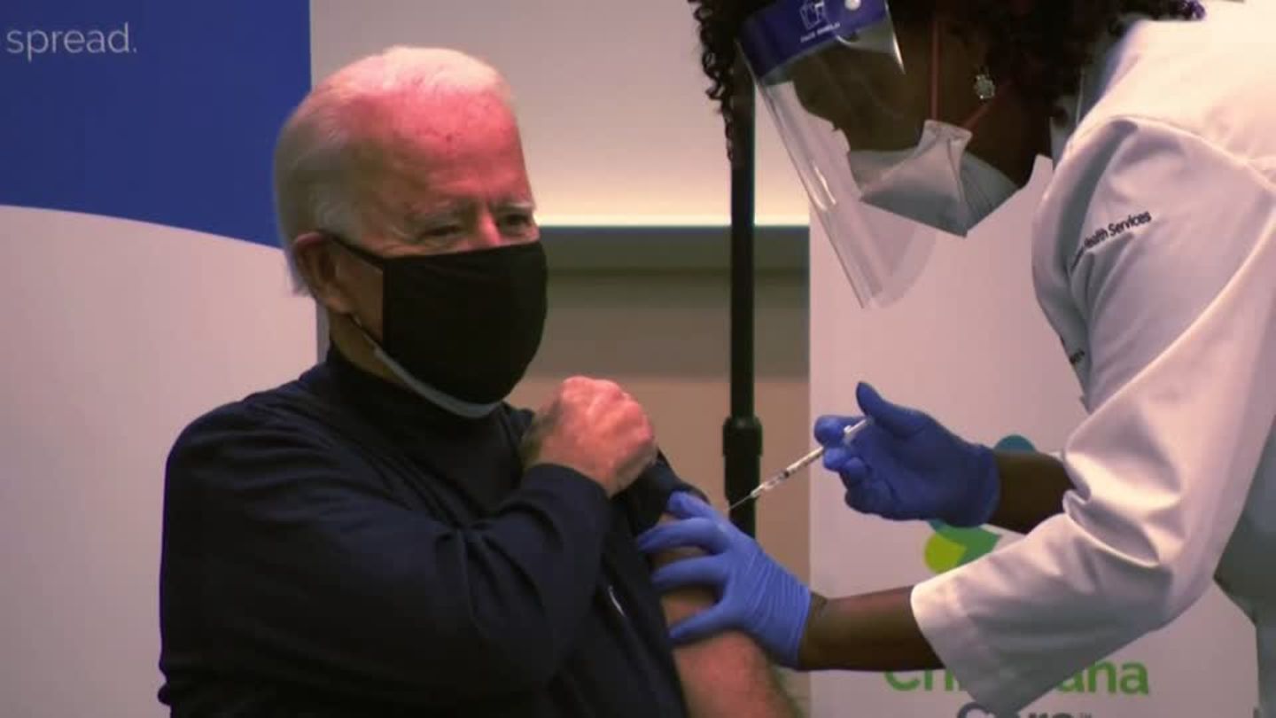Video: Biden lässt sich vor laufender Kamera impfen