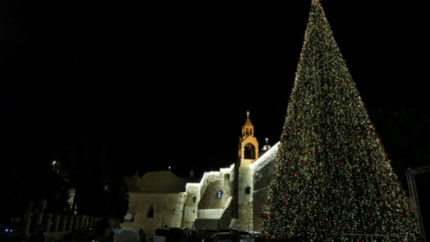 Weihnachtsbeleuchtung in Bethlehem ohne Schaulustige in Betrieb genommen