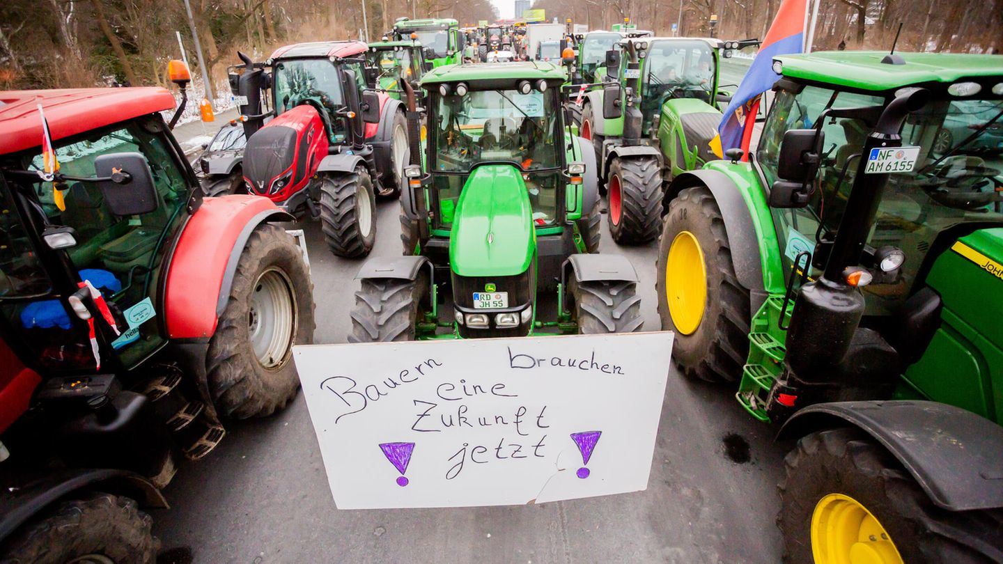News vom Wochenende: Landwirte fahren mit Traktoren bei Bauernprotest durch Berlin