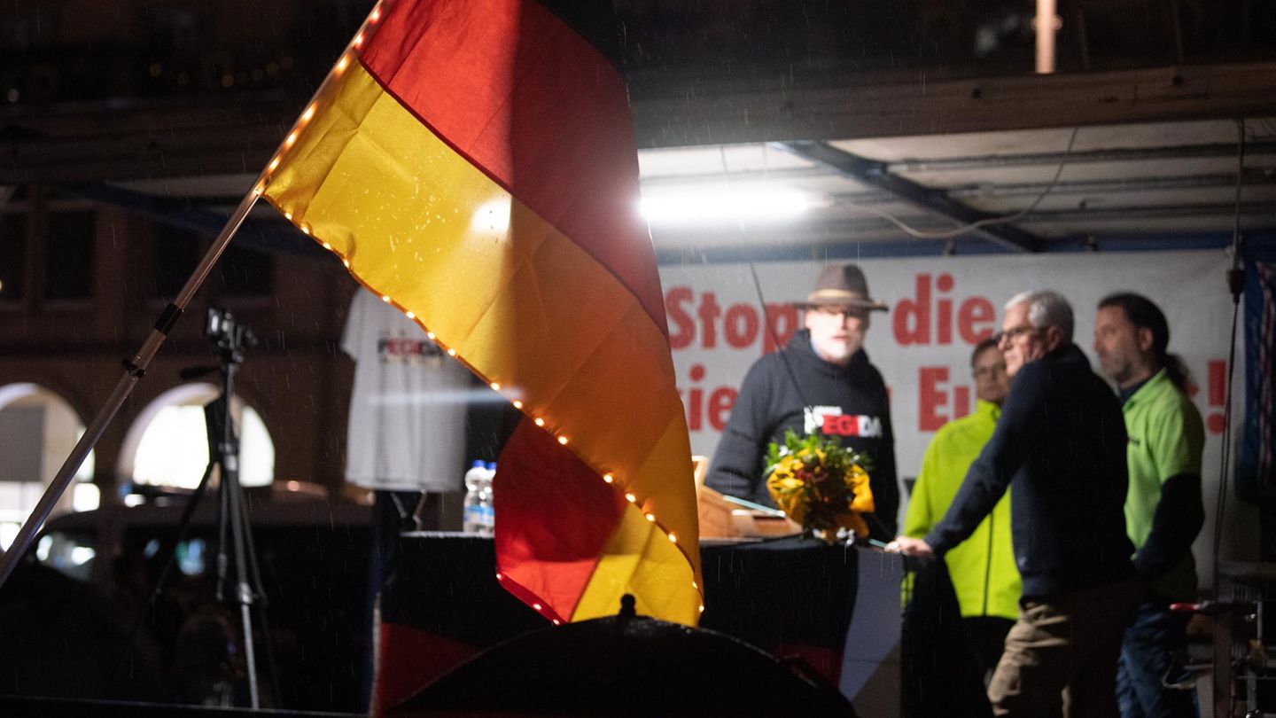 News von heute: Sächsischer Verfassungsschutz stuft Pegida-Bewegung als extremistisch ein