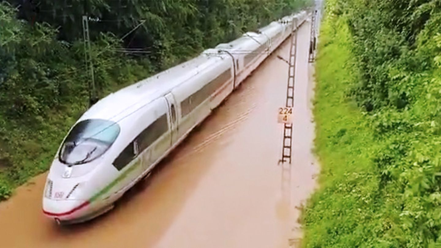 Überschwemmte Bahnstrecke macht ICE zur Wasserbahn (Video)