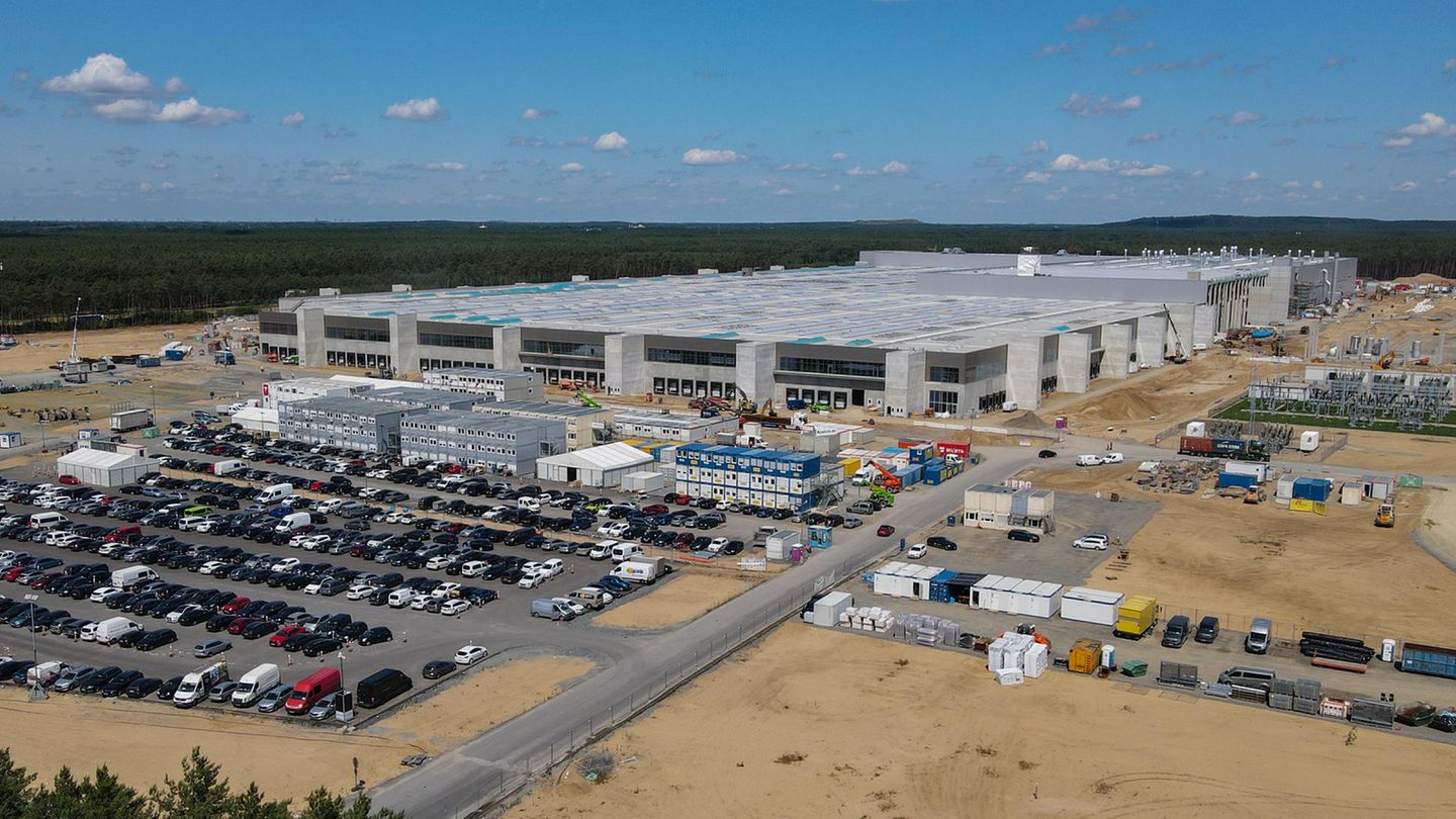 News heute: Tesla stellt auf "Giga-Factory"-Baustelle bei Berlin illegale Tanks auf