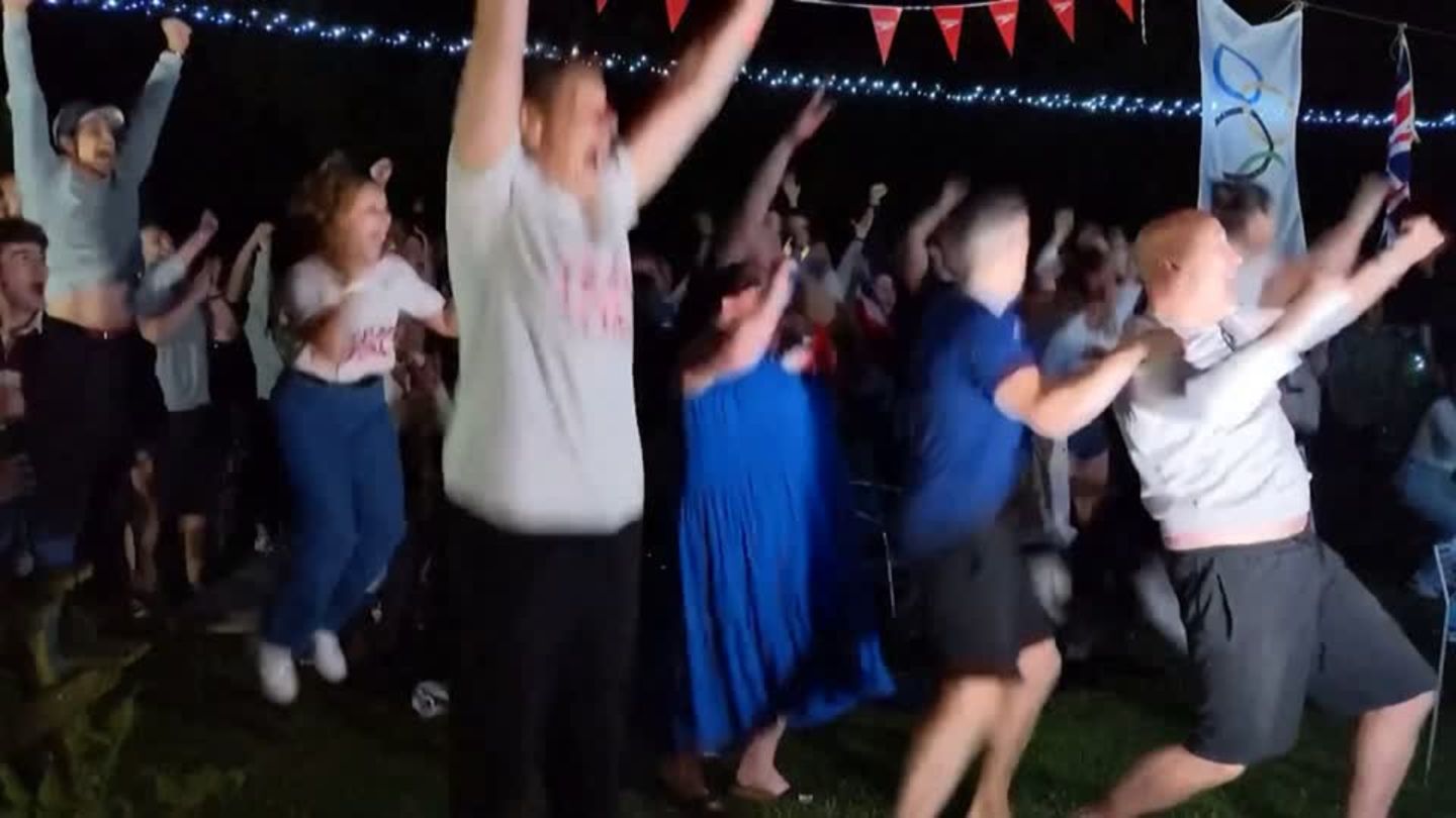 Video: Großer Jubel bei der Familie des Goldmedaillengewinners Tom Dean