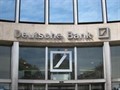 Deutsche Bank anuncia "duros recortes" y cotiza en mínimos históricos