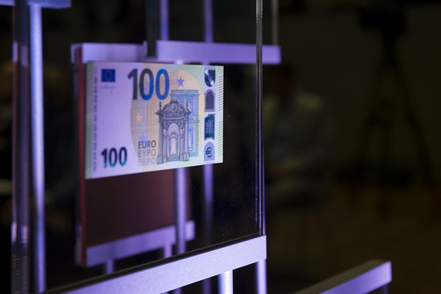 Los nuevos billetes de 100 y 200 euros entran este martes en circulación