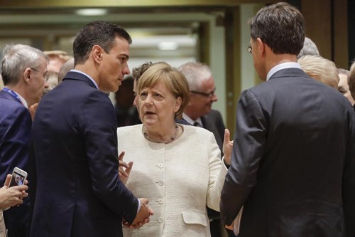 Sánchez y Merkel piden a la UE cerrar el acuerdo de Mercosur tras las reservas de Macron