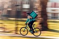 Un juzgado decreta que los 'riders' de Deliveroo son trabajadores de la empresa y operaban como 'falsos autónomos'