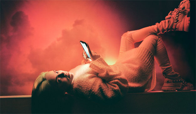 Billie Eilish es el faro de la Generación Z en este spot chispeante y rebosante de optimismo digital