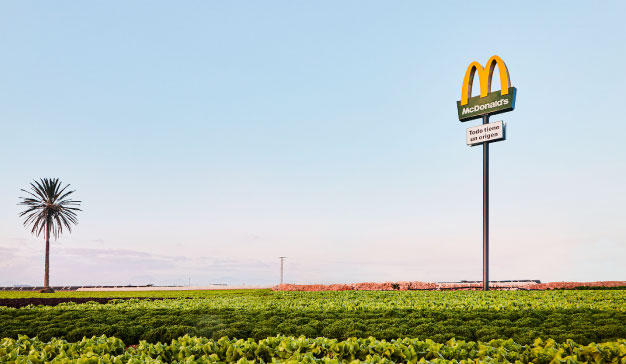 McDonald’s coloca sus tótems en los campos de los agricultores y ganaderos de su cadena de suministro