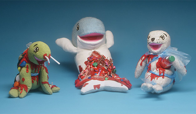 Los plásticos mutilaron (y desangraron) a los peluches de esta campaña
