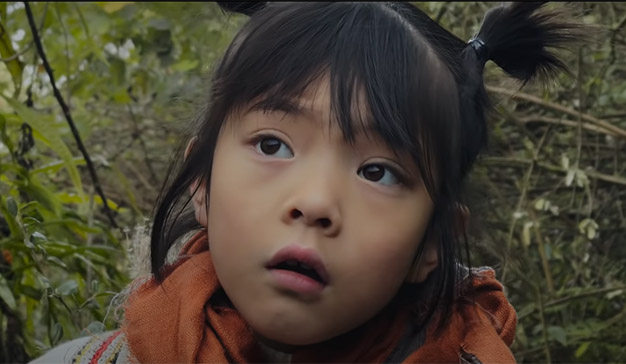 Un niña y un monstruo "comeniños" protagonizan este corto de Apple