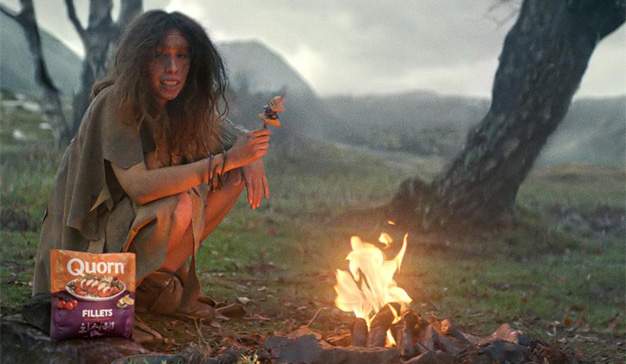 Una cavernícola y otros carnívoros reniegan de la carne en este spot