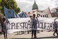 El impuesto a la riqueza de Argentina provocará la fuga de inversores hacia Uruguay, según el Wilson Center