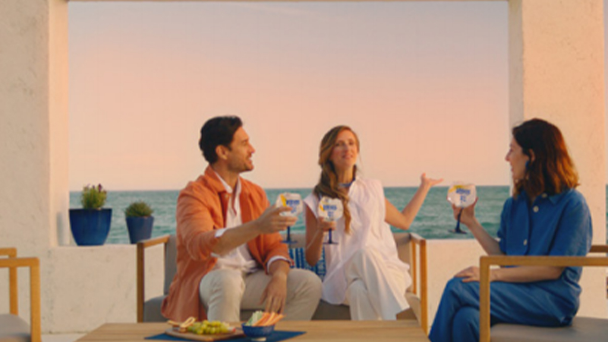 Atardeceres Larios nos invita a saborear el momento perfecto que nos merecemos este verano