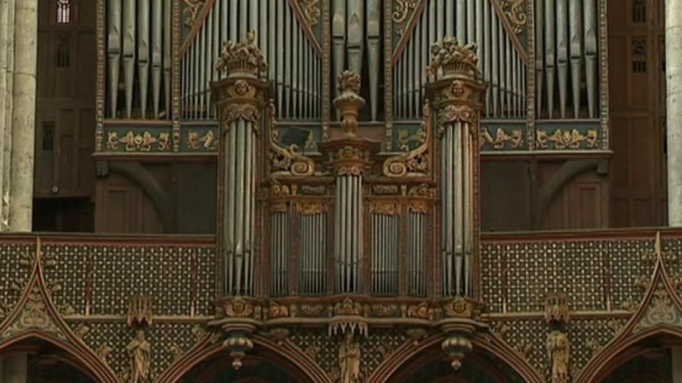le grand orgue de la cathédrale démonté