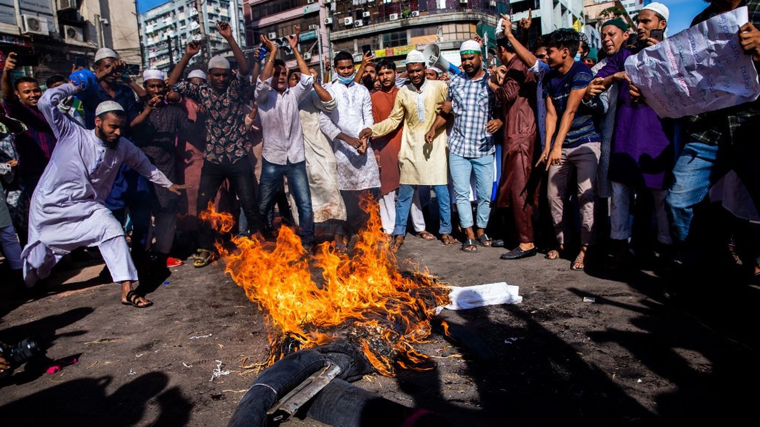 plus de 50 000 manifestants appellent au boycott de la France au Bangladesh