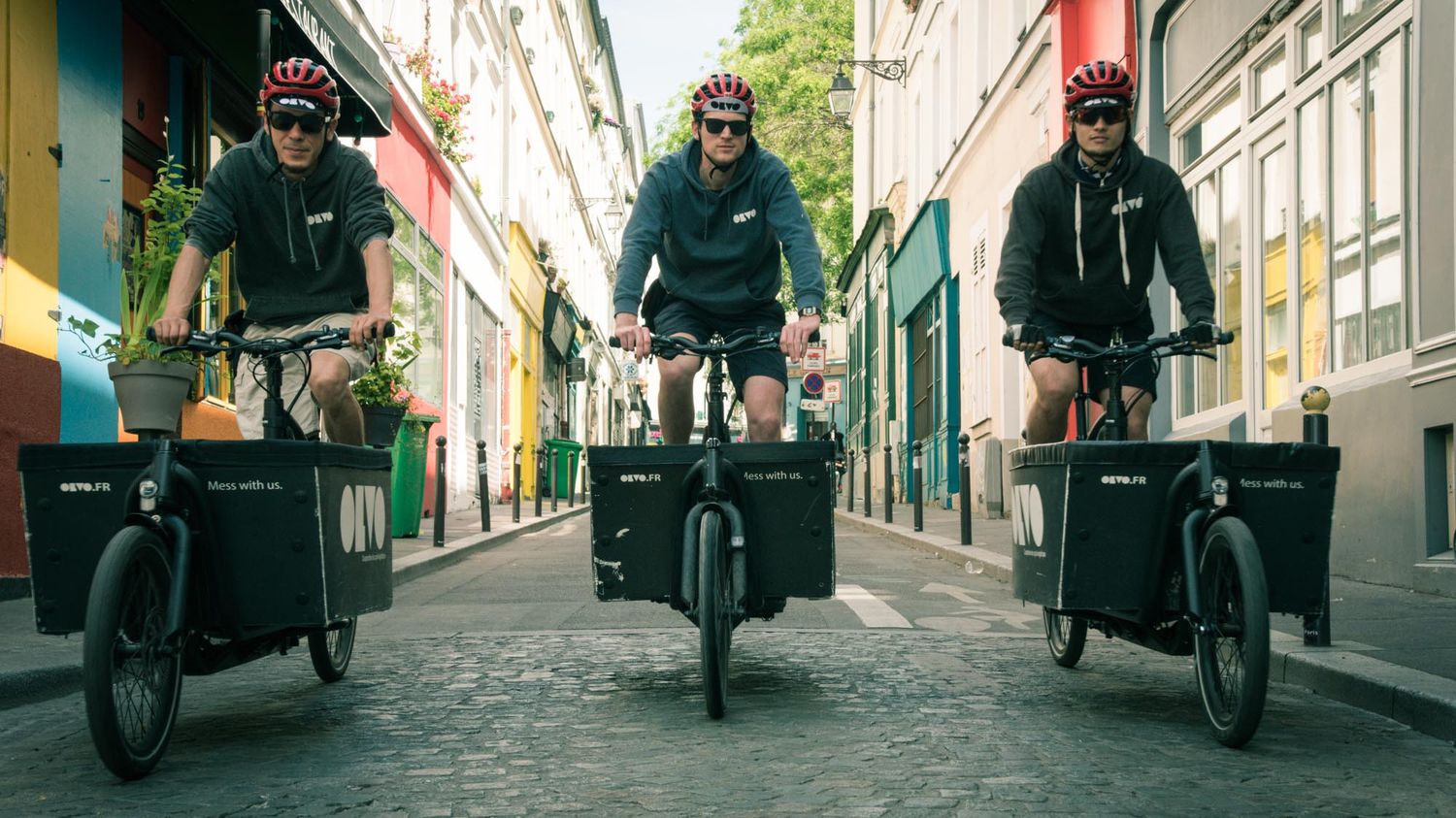 des livreurs à vélo se regroupent en coopératives pour échapper à la précarité