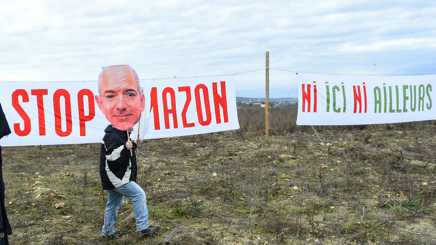 Plusieurs centaines de personnes se mobilisent contre l'installation d'entrepôts d'Amazon en France