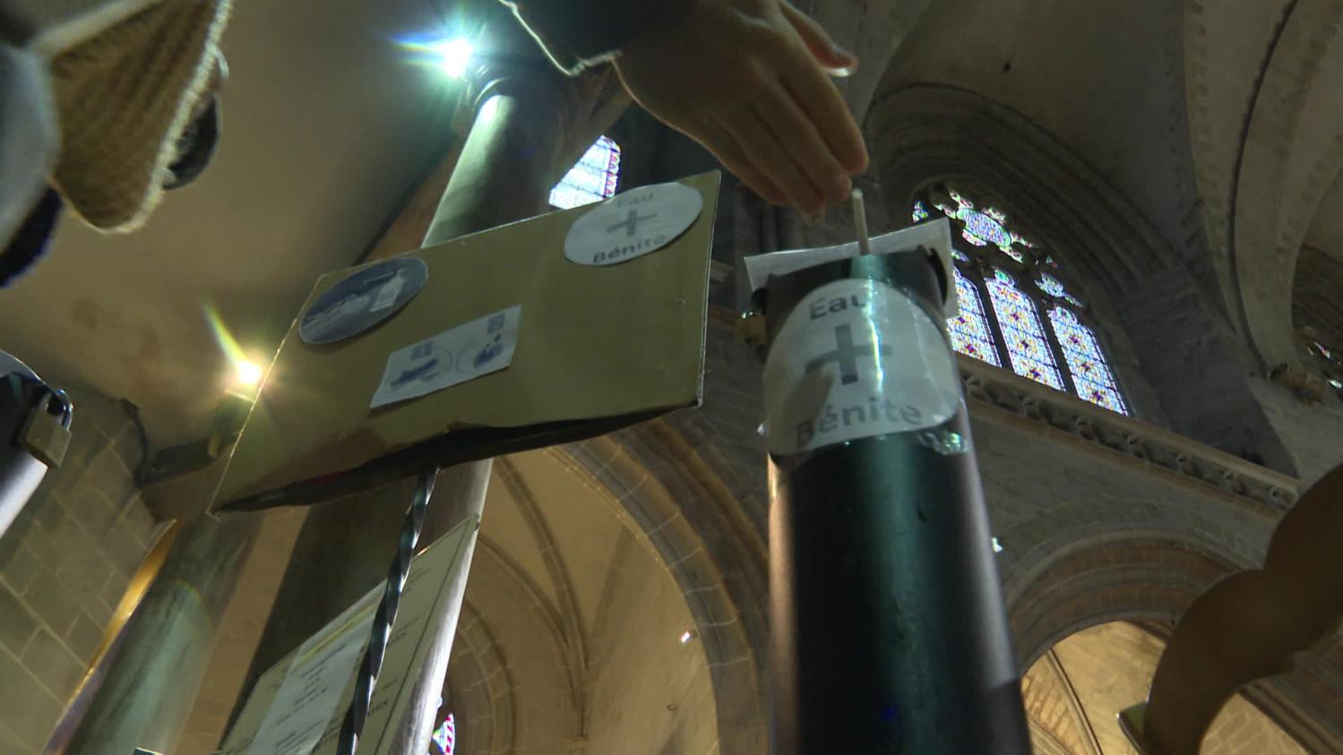 À Vannes, des distributeurs d'eau bénite installés dans la cathédrale