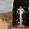 Ce coach crée sa salle de sport dans un camion pour proposer des séances à domicile