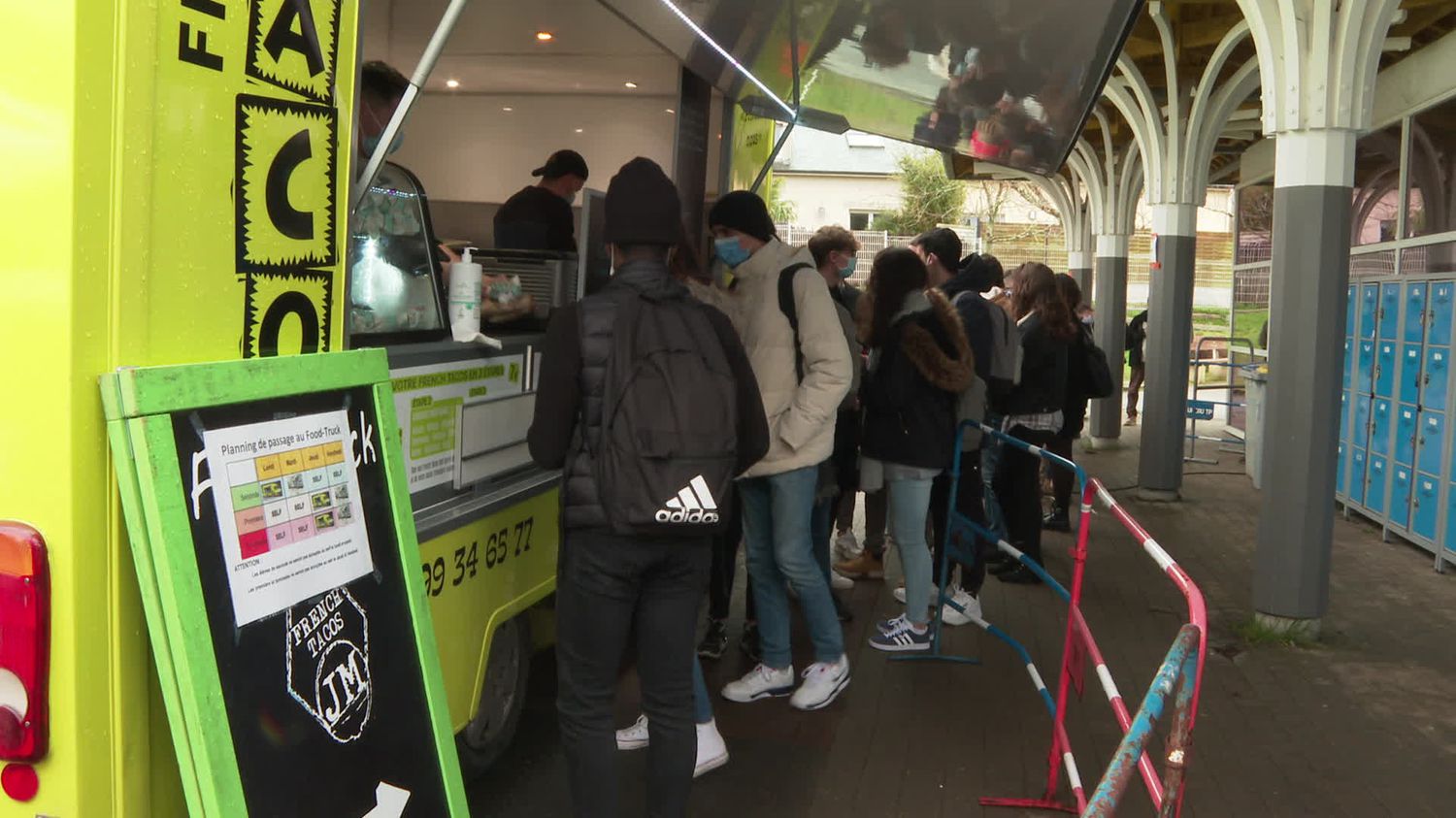 À Nantes, un foodtruck installé dans un lycée pour réduire le nombre d’élèves à la cantine