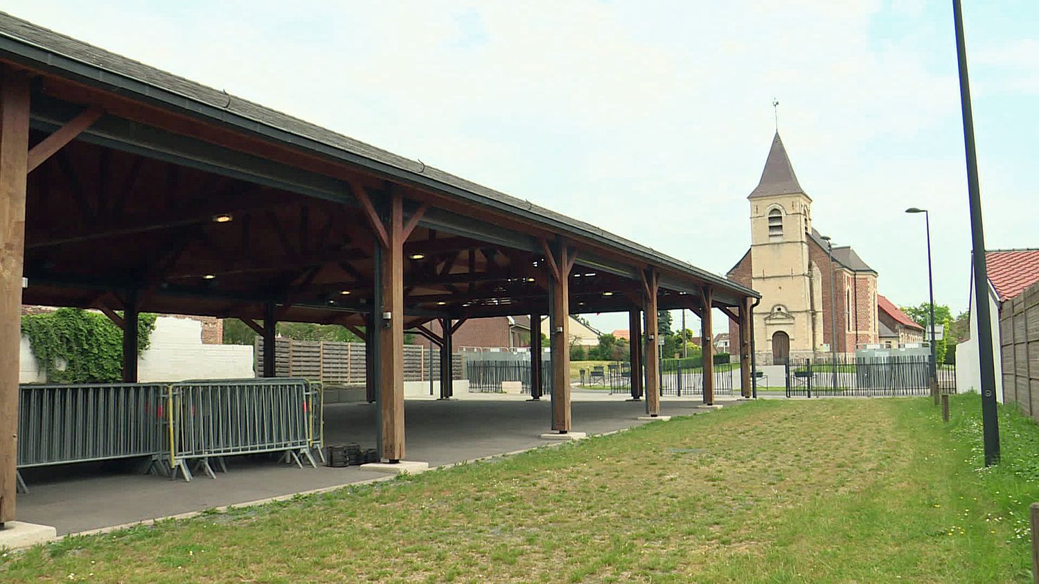 À Oisy dans le Nord, une halle de marché transformée en bureau de vote en plein air