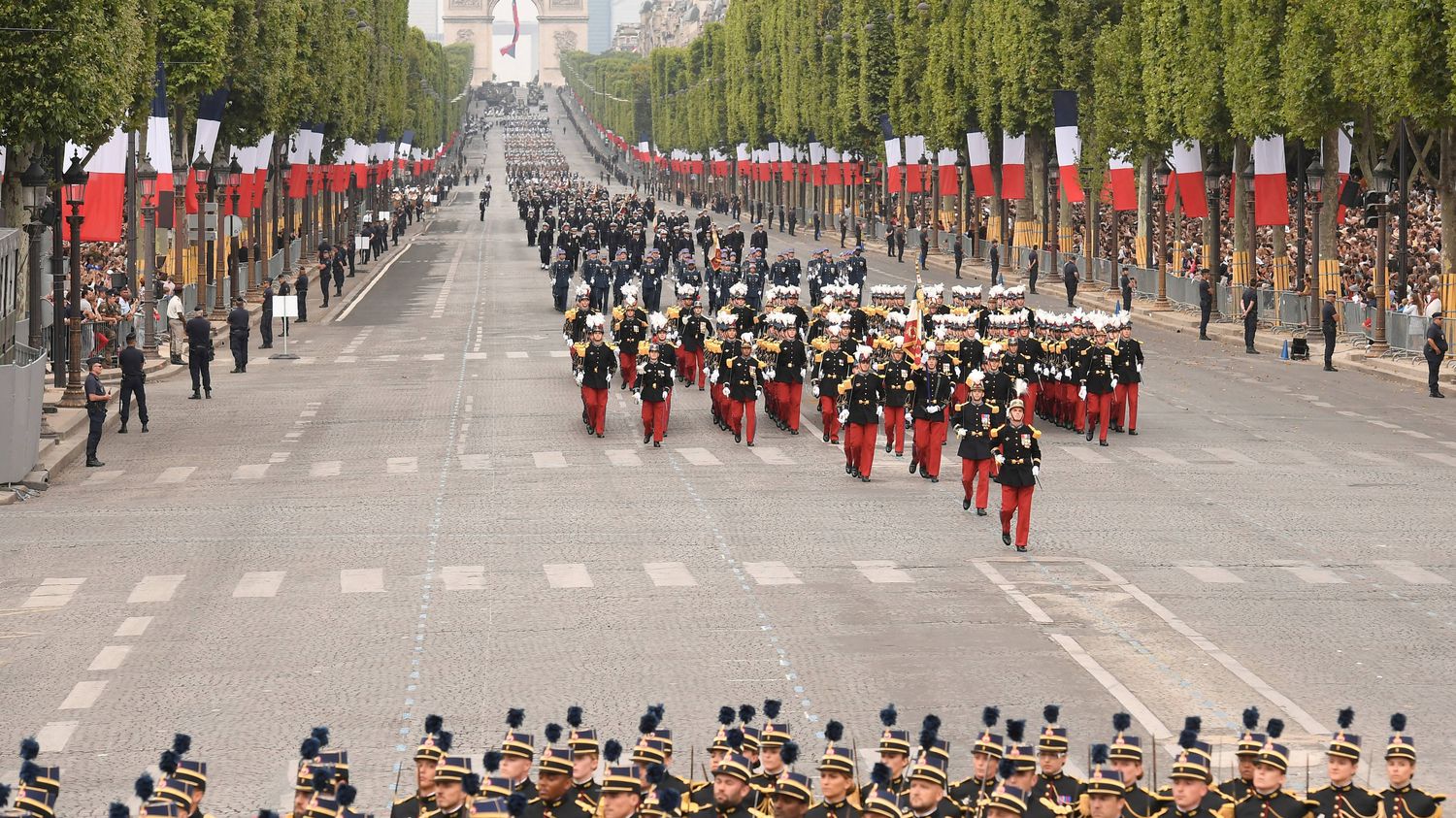 Le défilé du 14-Juillet fera son retour sur les Champs-Elysées si l'amélioration sanitaire "se poursuit"