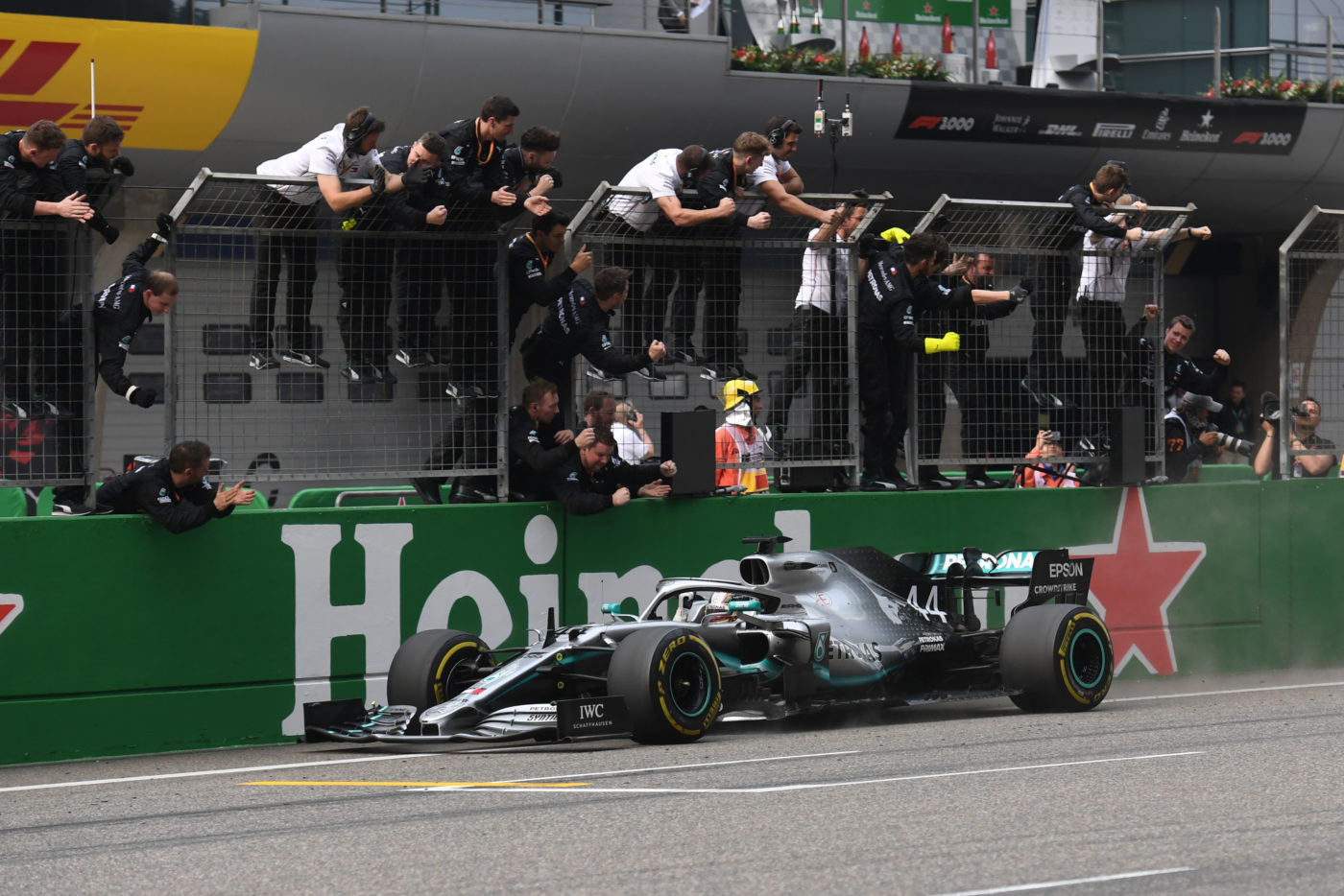 Hamilton nyerte az ezredik F1-es futamot
