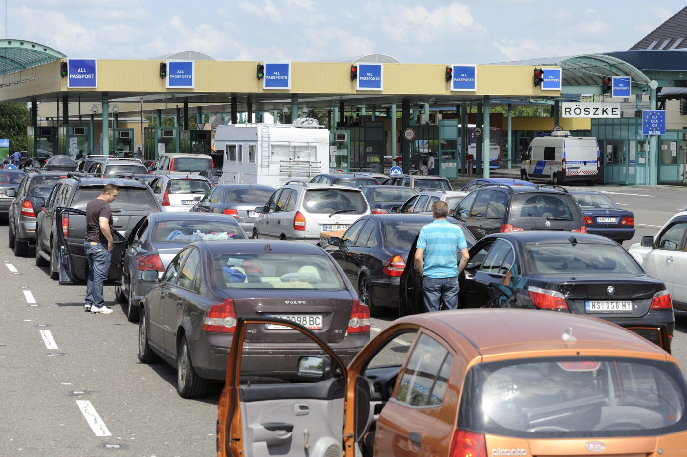 Jelentős torlódások alakultak ki a határátkelőhelyeken