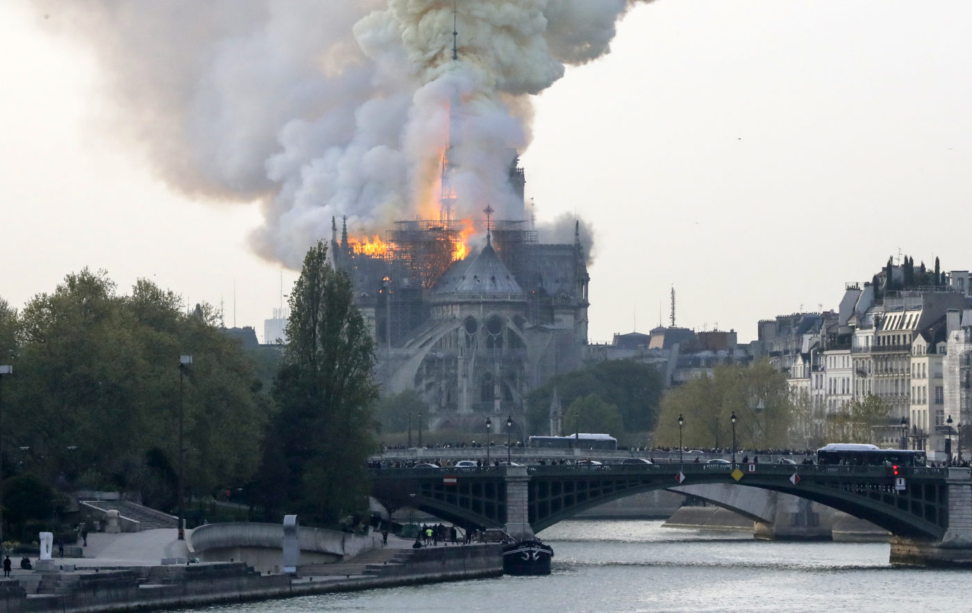 Kigyulladt a párizsi Notre Dame
