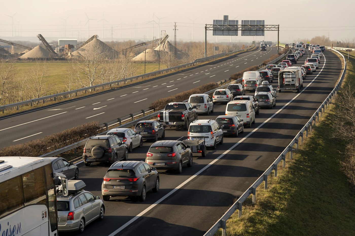 Nagy a torlódás Hegyeshalomnál | Világgazdaság